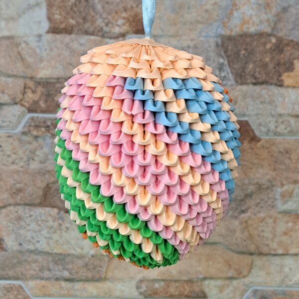 Fensterei zum Aufhängen in sanften Pastelltönen