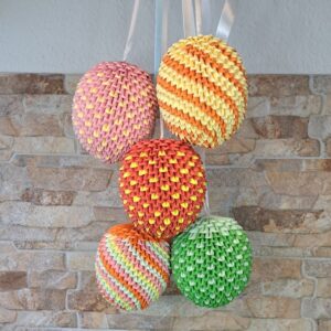 Fensterei zum Aufhängen - Zartes Flieder mit cremeweißem Kreuz – Bild 4