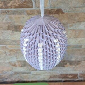 Fensterei zum Aufhängen - Zartes Flieder mit cremeweißem Kreuz – Bild 2