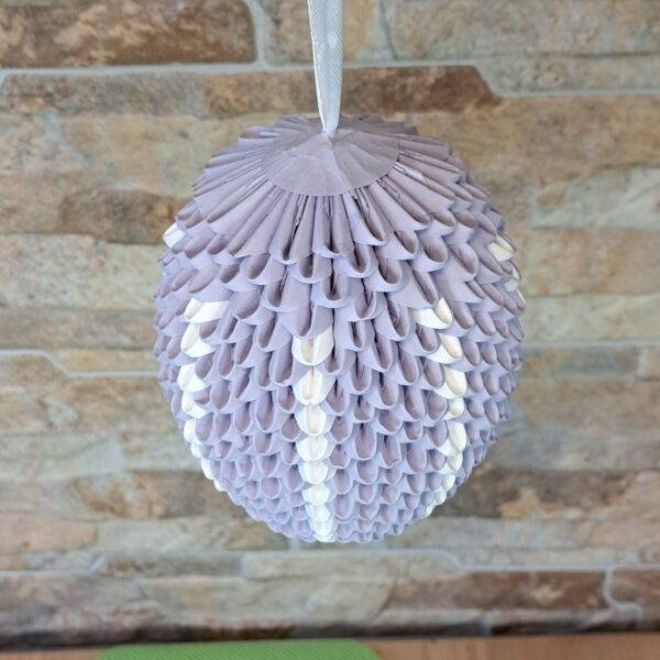 Fensterei zum Aufhängen - Zartes Flieder mit cremeweißem Kreuz