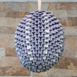 Fensterei zum Aufhängen - Zartes Flieder mit cremeweißem Kreuz – Bild 3