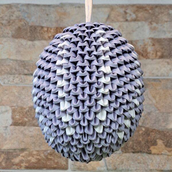 Fensterei zum Aufhängen - Zartes Flieder mit cremeweißem Kreuz