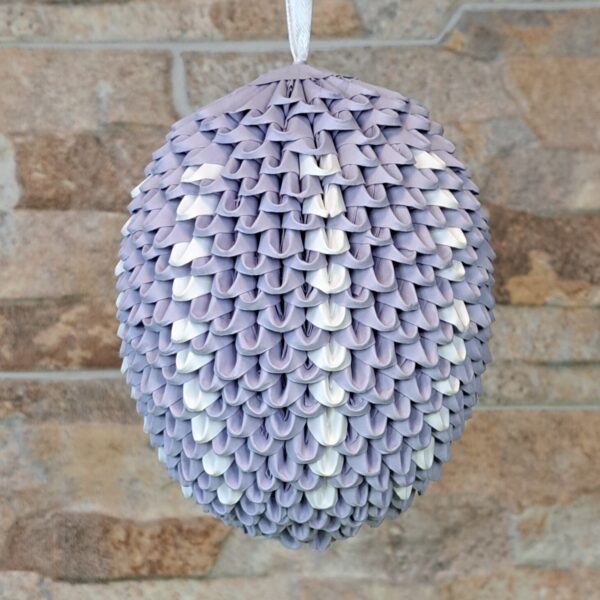 Fensterei zum Aufhängen - Zartes Flieder mit cremeweißem Kreuz