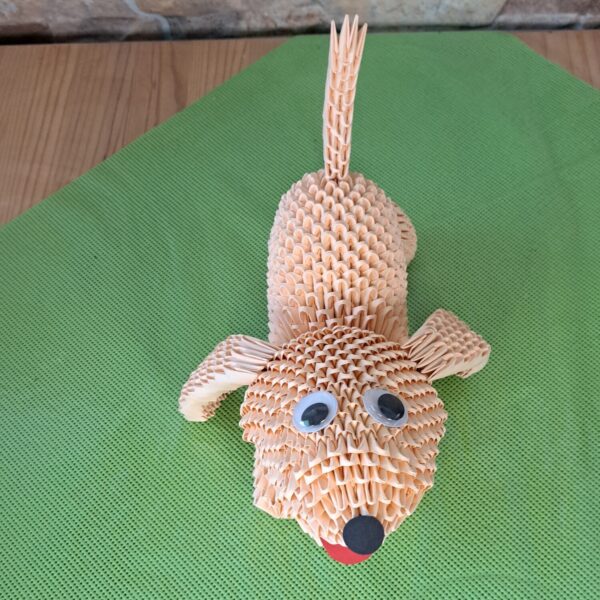 Hund - welcher sich streckt und gähnt