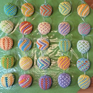 Osterei in Orange, Grün für den Strauch zum Aufhängen – Bild 2