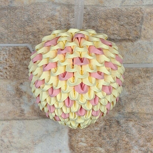 Osterei in Gelb, Rosa für den Strauch zum Aufhängen