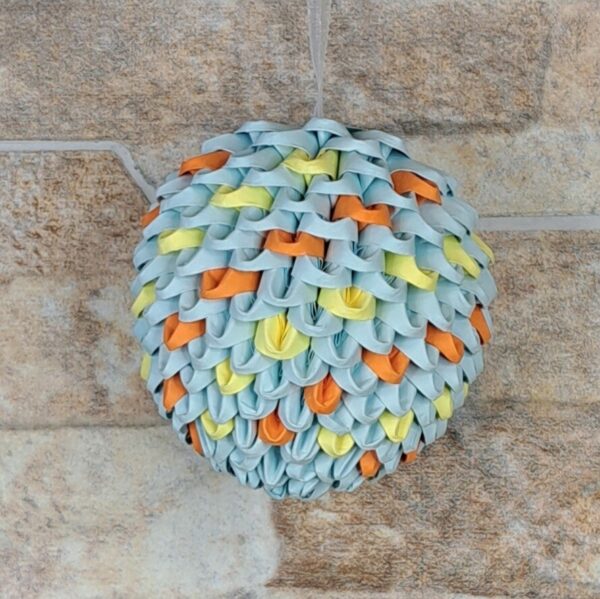 Osterei in Gelb, Orange, Blau für den Strauch zum Aufhängen