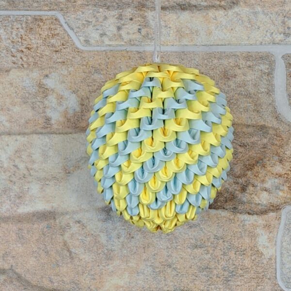 Osterei in Gelb, Blau für den Strauch zum Aufhängen