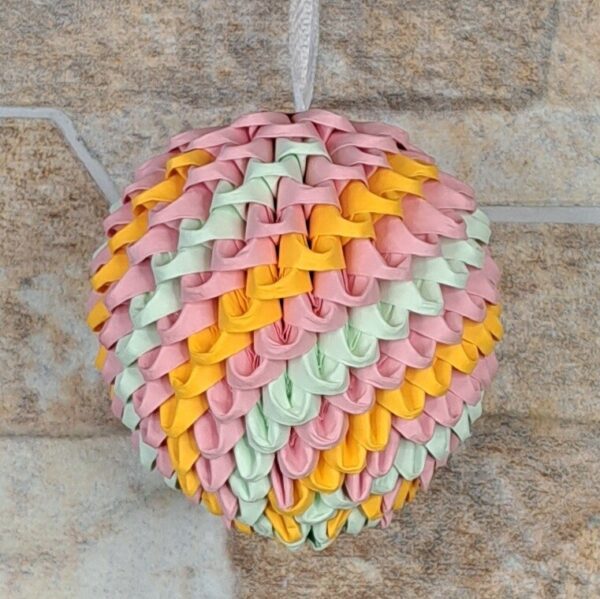 Osterei in Blau, Orange, Rosa für den Strauch zum Aufhängen