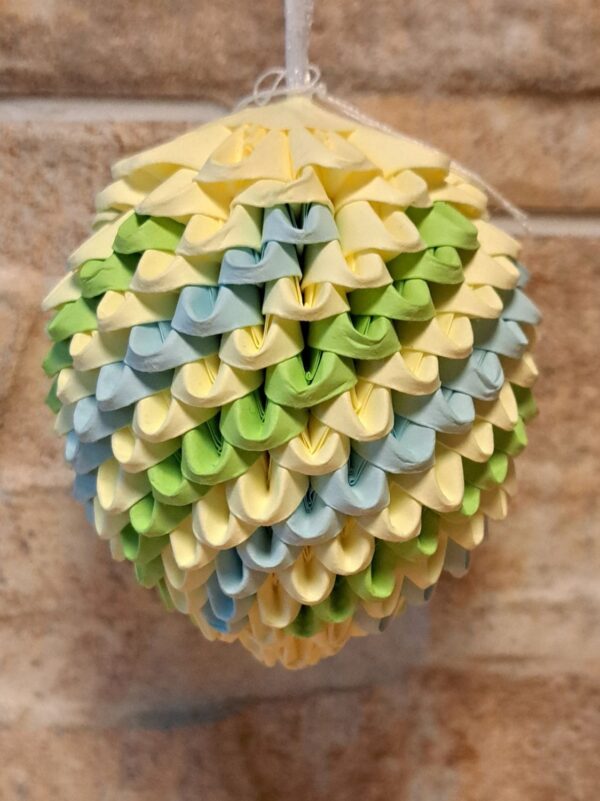 Osterei in Blau, Gelb, Grün für den Strauch zum Aufhängen